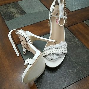 Size 9 Just Fab Ivory and gold open toed heels
